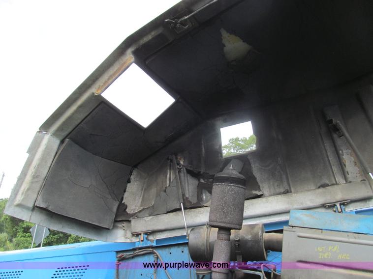 image for item I8993 1994 Genie S-60 boom lift