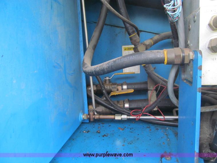 image for item I8993 1994 Genie S-60 boom lift