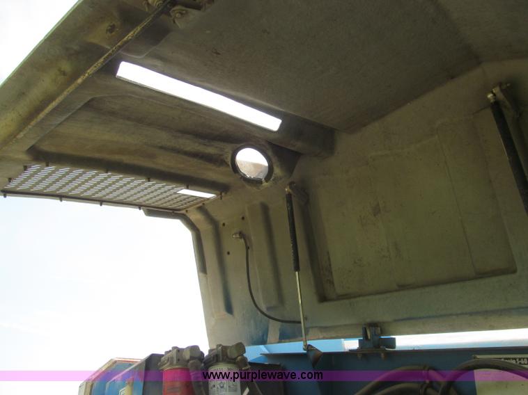 image for item I8994 1992 Genie S-60 boom lift