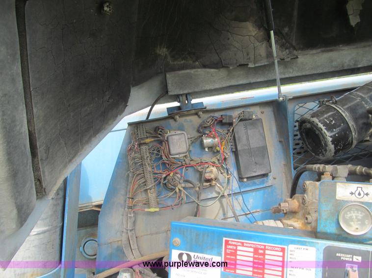 image for item I8994 1992 Genie S-60 boom lift