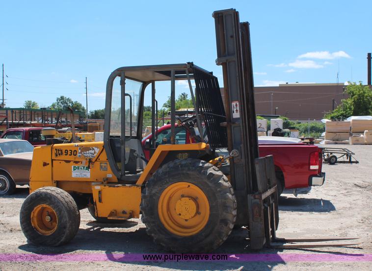 image for item J1050 JCB 930 forklift
