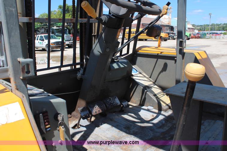 image for item J1050 JCB 930 forklift