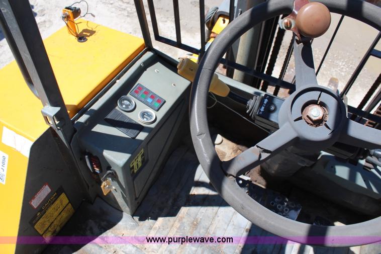 image for item J1050 JCB 930 forklift