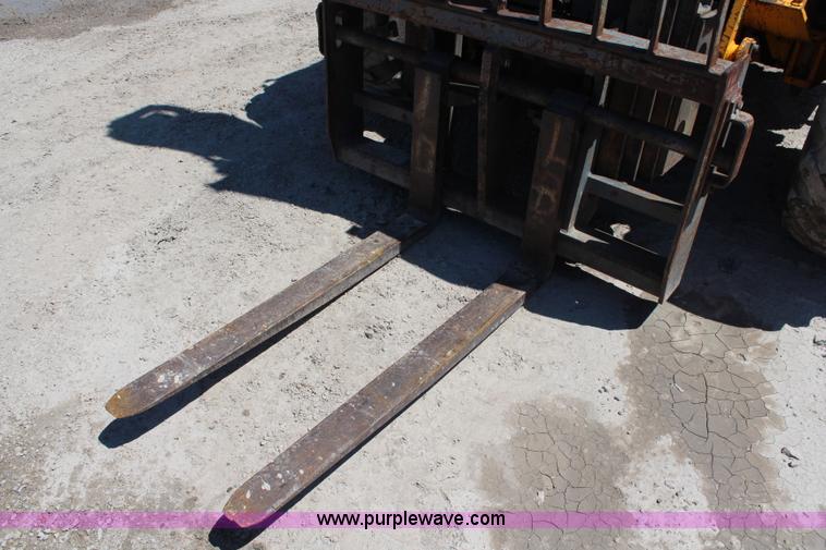 image for item J1050 JCB 930 forklift