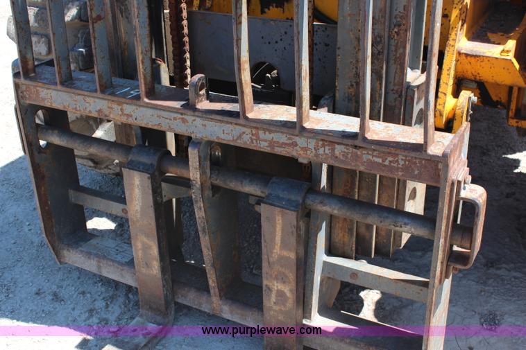 image for item J1050 JCB 930 forklift