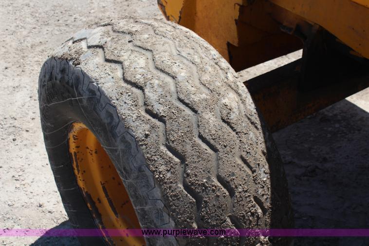 image for item J1050 JCB 930 forklift