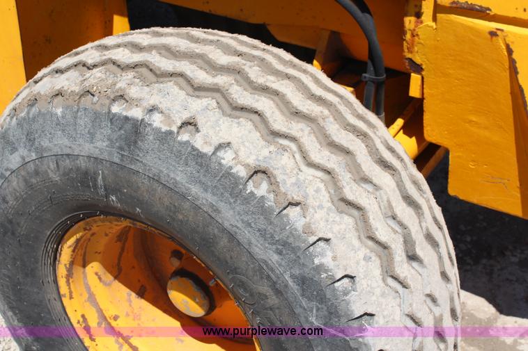 image for item J1050 JCB 930 forklift