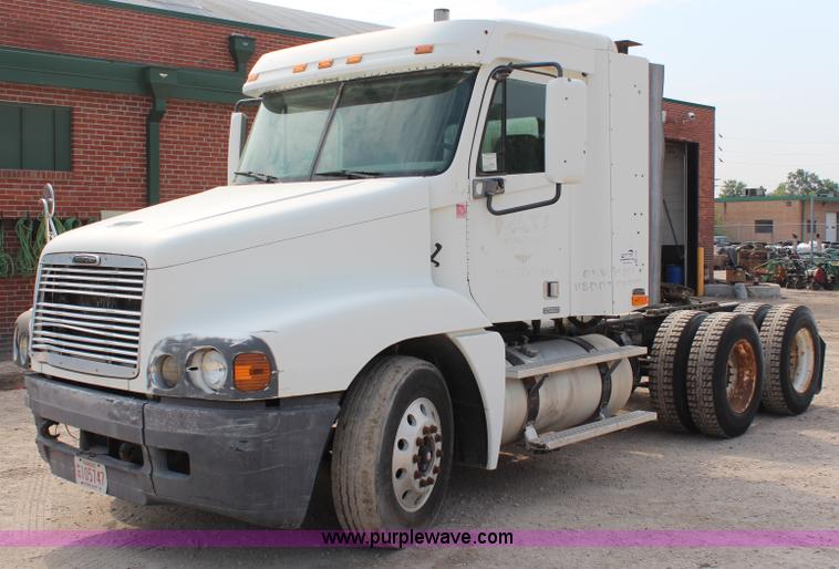 image for item J1083 2000 Freightliner Century Class semi truck