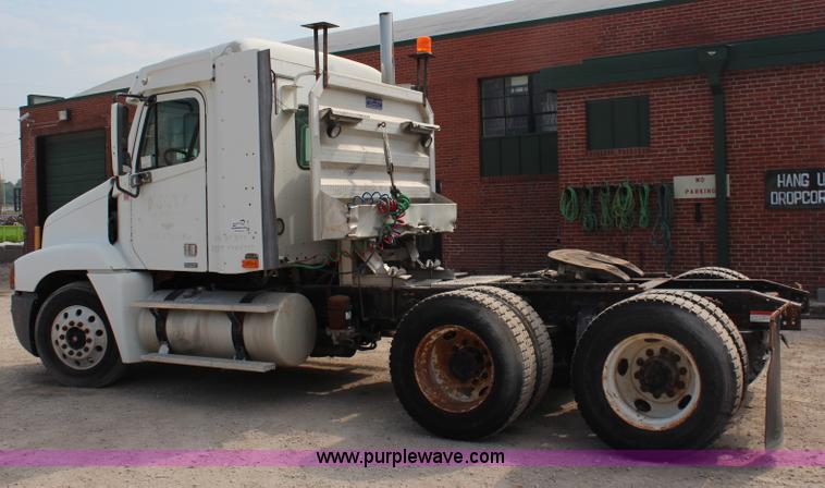 image for item J1083 2000 Freightliner Century Class semi truck