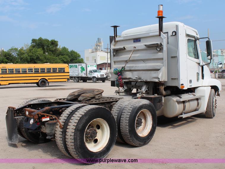 image for item J1083 2000 Freightliner Century Class semi truck