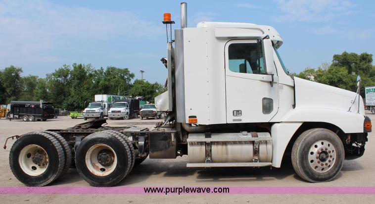 image for item J1083 2000 Freightliner Century Class semi truck