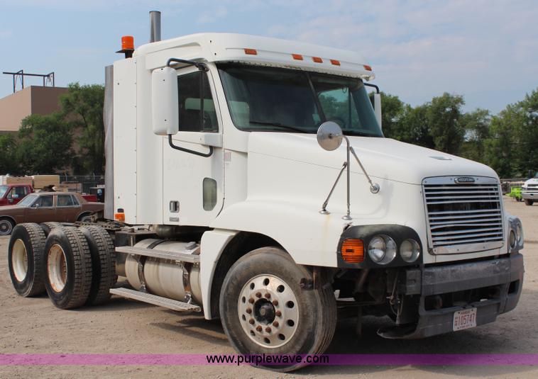 image for item J1083 2000 Freightliner Century Class semi truck