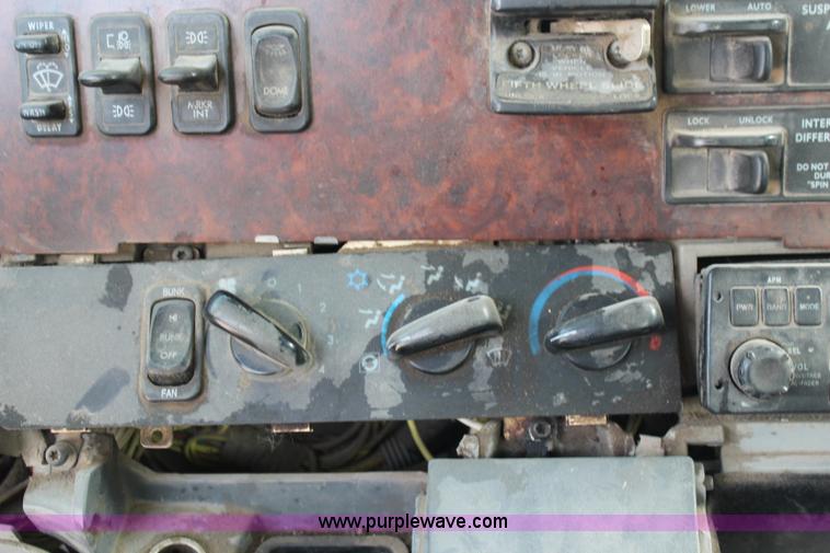 image for item J1083 2000 Freightliner Century Class semi truck