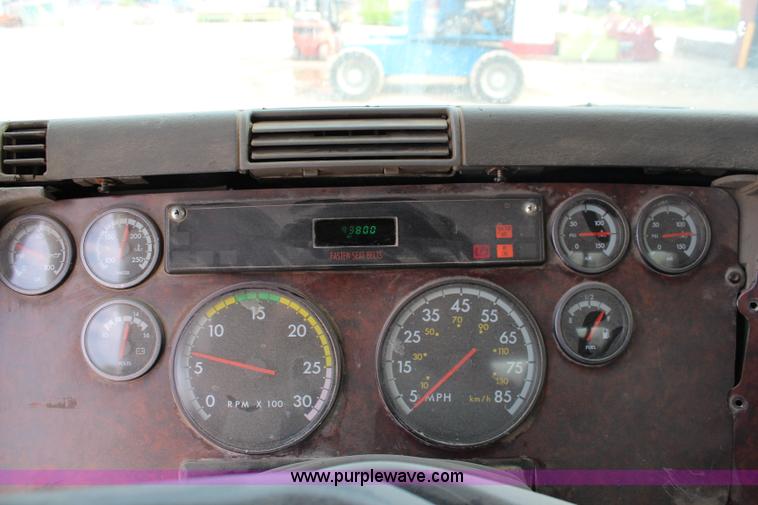 image for item J1083 2000 Freightliner Century Class semi truck