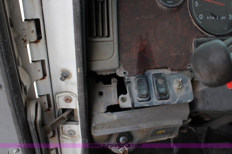 image for item J1083 2000 Freightliner Century Class semi truck