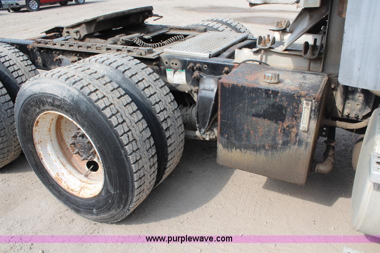 image for item J1083 2000 Freightliner Century Class semi truck