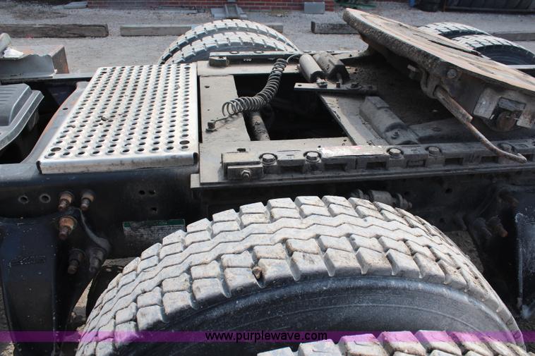 image for item J1083 2000 Freightliner Century Class semi truck