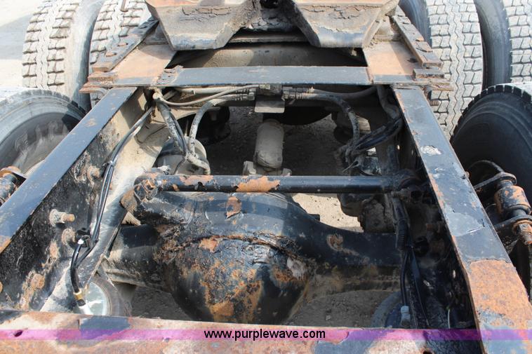 image for item J1083 2000 Freightliner Century Class semi truck