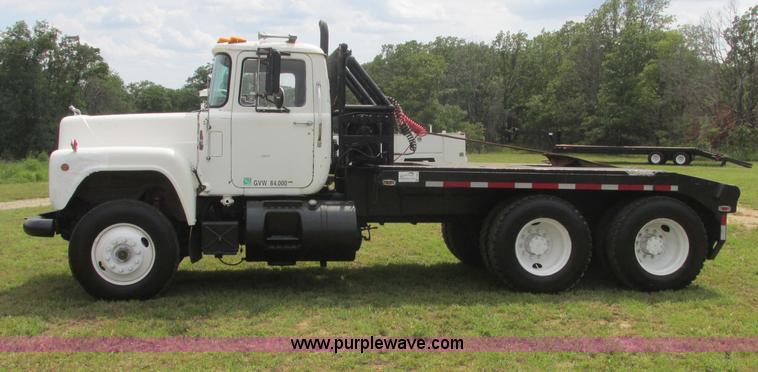 image for item J2468 1981 Mack R686ST semi truck