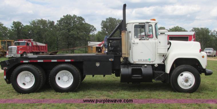 image for item J2468 1981 Mack R686ST semi truck