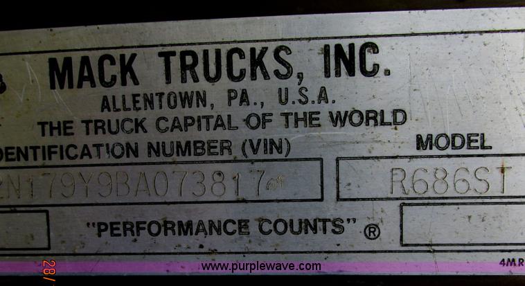 image for item J2468 1981 Mack R686ST semi truck
