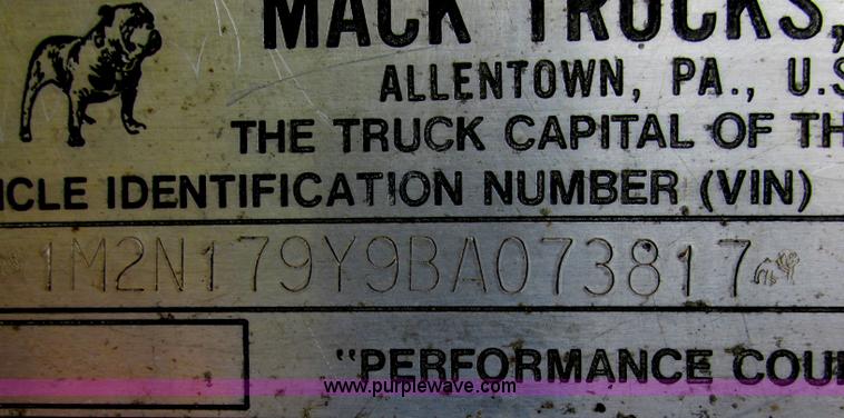 image for item J2468 1981 Mack R686ST semi truck