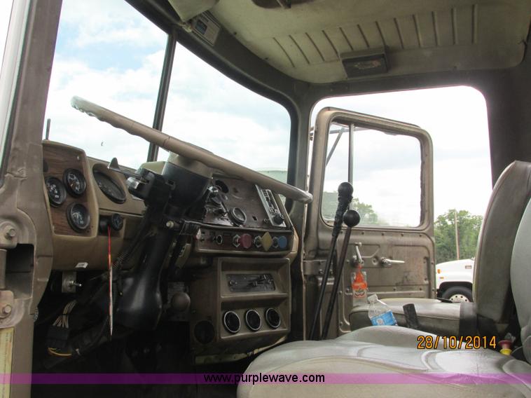 image for item J2468 1981 Mack R686ST semi truck