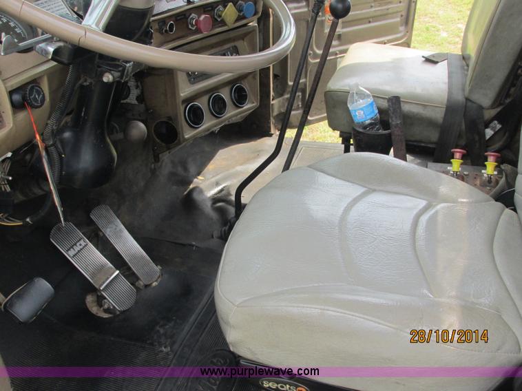 image for item J2468 1981 Mack R686ST semi truck