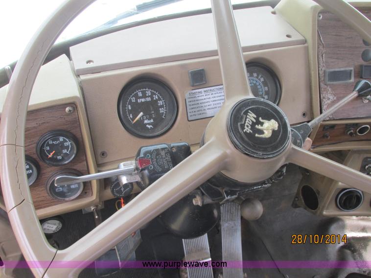 image for item J2468 1981 Mack R686ST semi truck