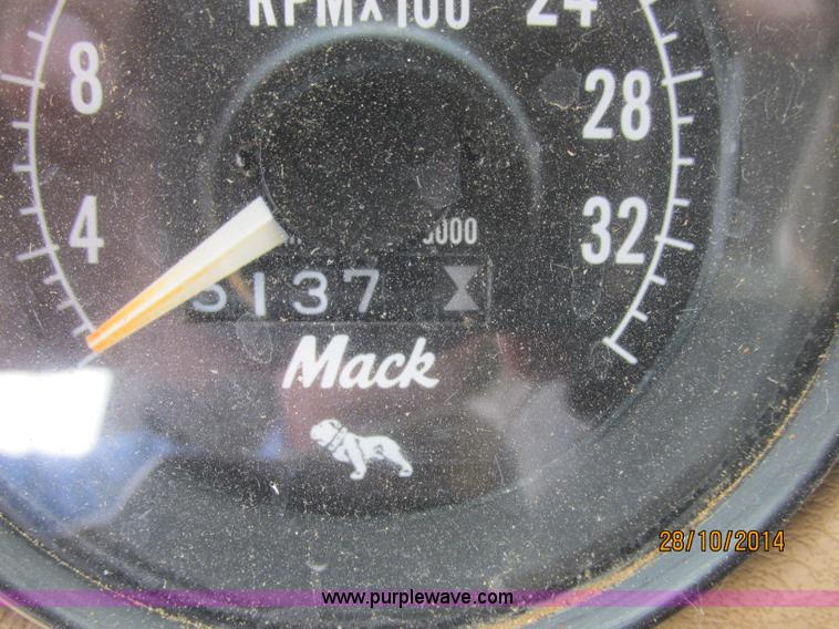 image for item J2468 1981 Mack R686ST semi truck