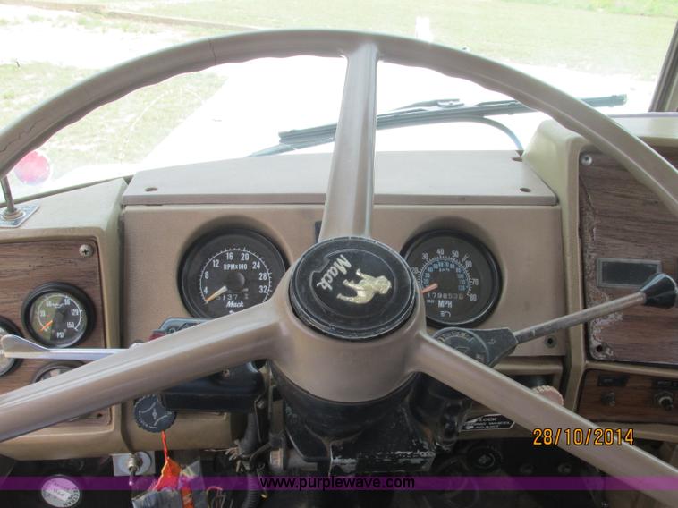 image for item J2468 1981 Mack R686ST semi truck