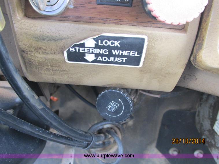 image for item J2468 1981 Mack R686ST semi truck