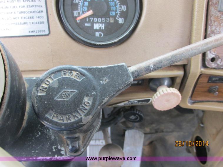 image for item J2468 1981 Mack R686ST semi truck