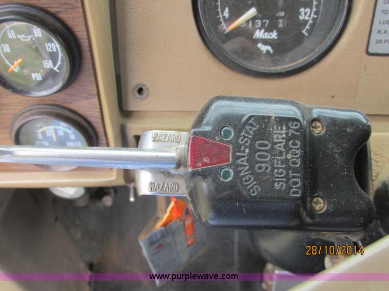 image for item J2468 1981 Mack R686ST semi truck