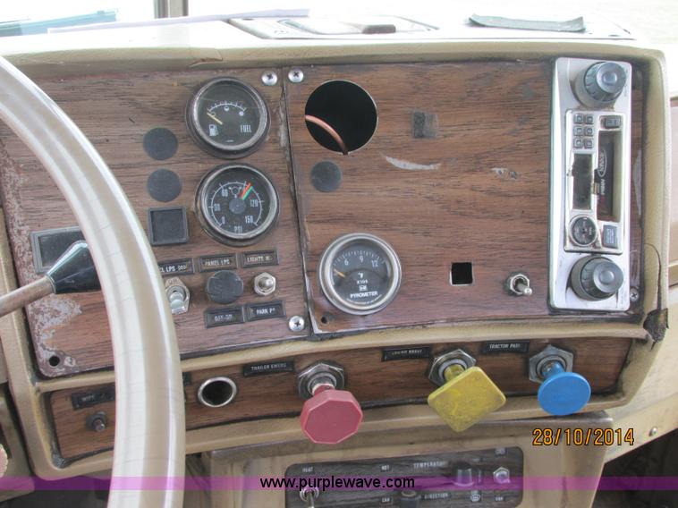 image for item J2468 1981 Mack R686ST semi truck