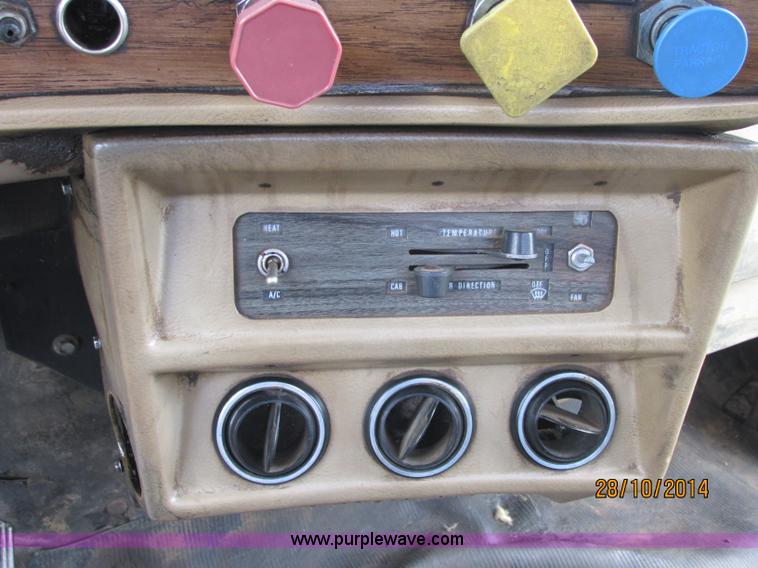 image for item J2468 1981 Mack R686ST semi truck