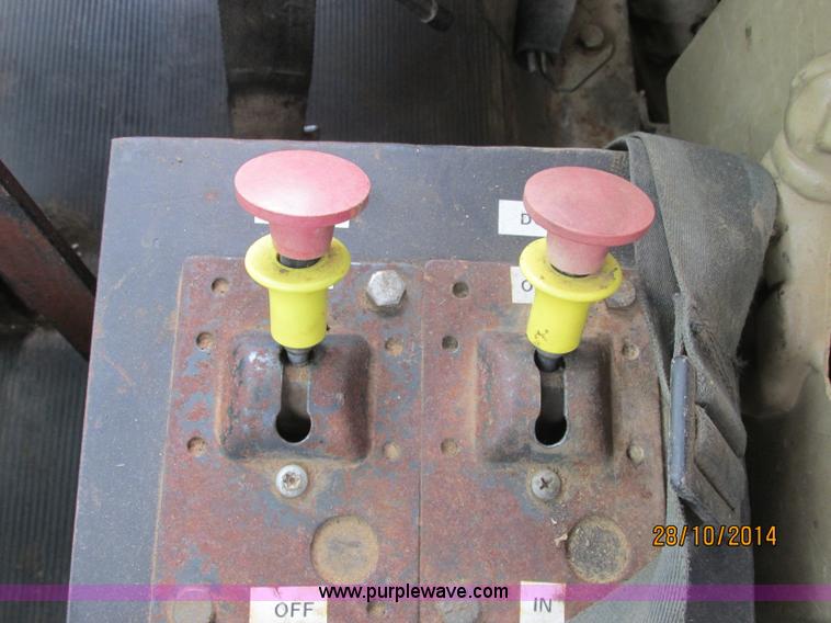 image for item J2468 1981 Mack R686ST semi truck