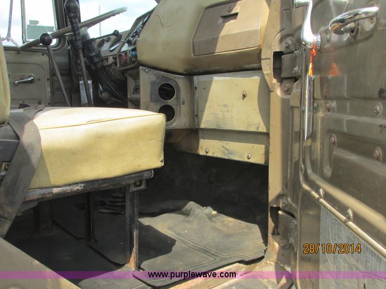 image for item J2468 1981 Mack R686ST semi truck