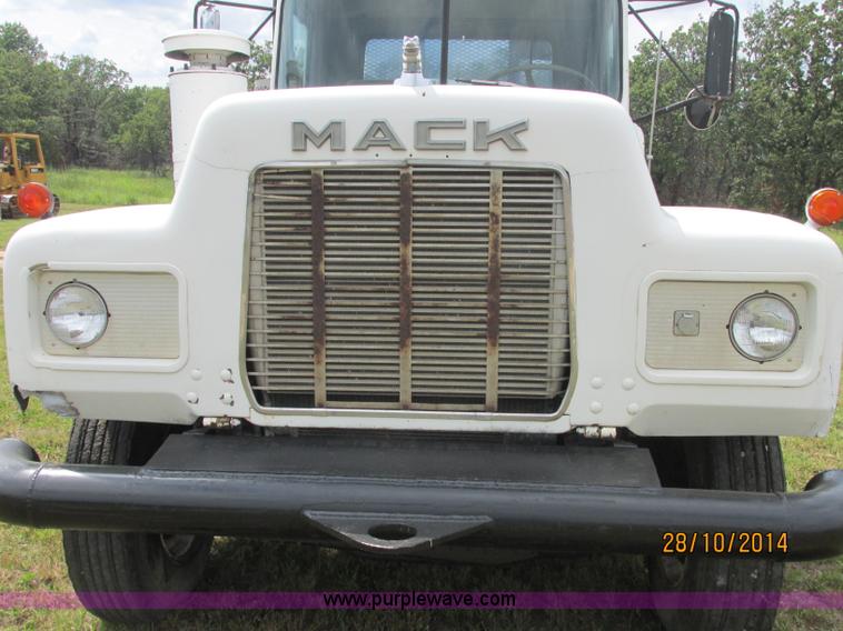 image for item J2468 1981 Mack R686ST semi truck