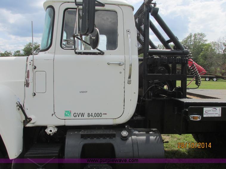 image for item J2468 1981 Mack R686ST semi truck