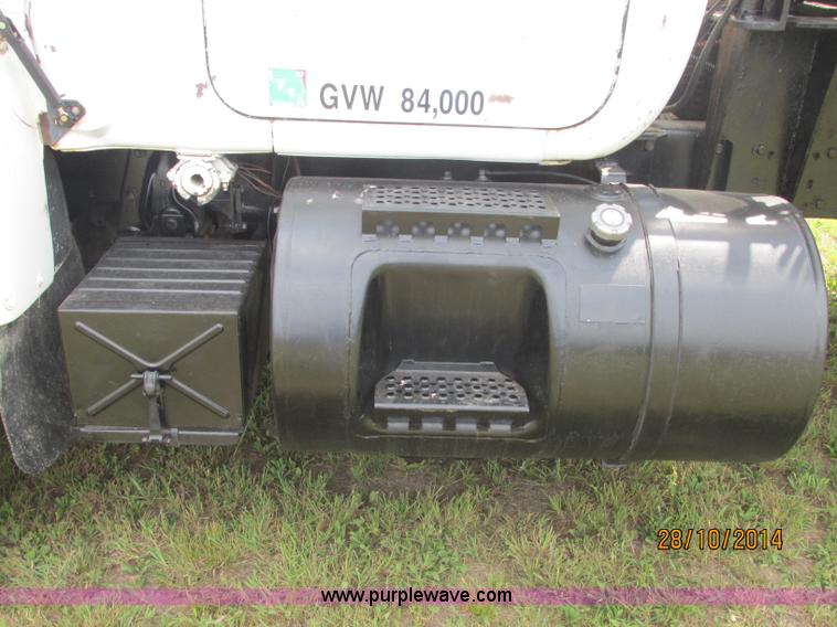 image for item J2468 1981 Mack R686ST semi truck