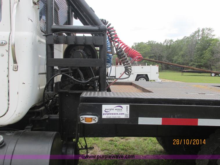 image for item J2468 1981 Mack R686ST semi truck