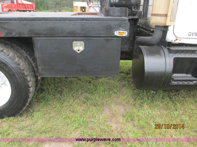 image for item J2468 1981 Mack R686ST semi truck