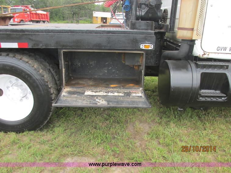 image for item J2468 1981 Mack R686ST semi truck