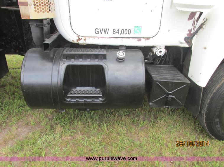 image for item J2468 1981 Mack R686ST semi truck