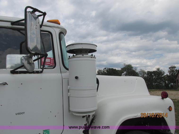 image for item J2468 1981 Mack R686ST semi truck