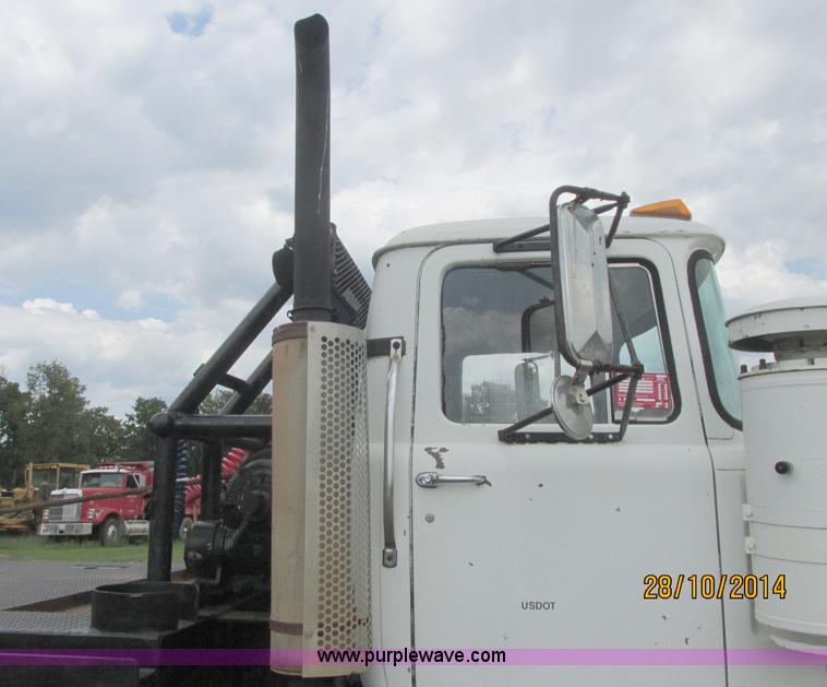 image for item J2468 1981 Mack R686ST semi truck