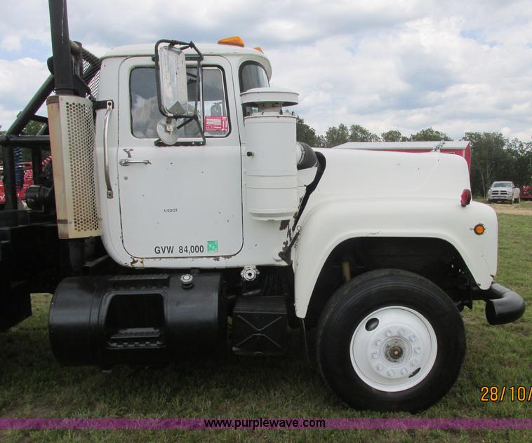 image for item J2468 1981 Mack R686ST semi truck
