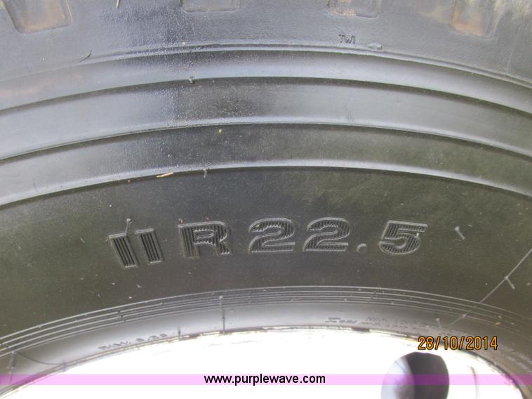 image for item J2468 1981 Mack R686ST semi truck