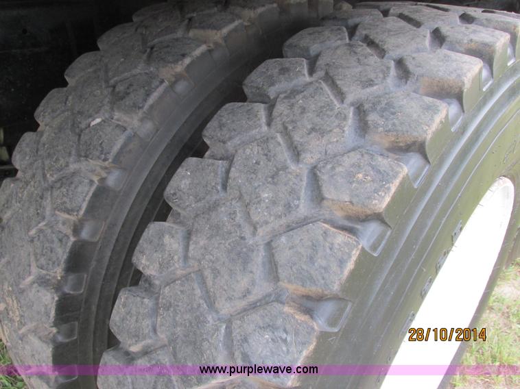 image for item J2468 1981 Mack R686ST semi truck